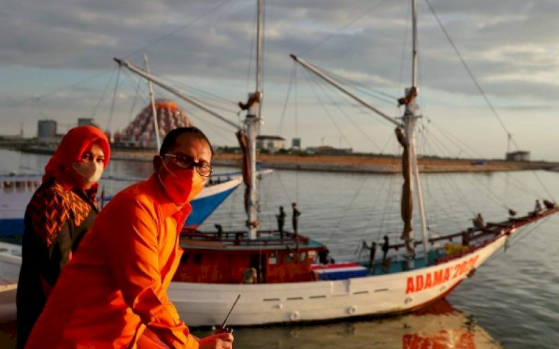 PERSIAPAN DEKLARASI. Pasangan bakal calon Wali Kota dan Wakil Wali Kota Makassar, Mohammad Ramdhan Pomanto-Fatmawati Rusdi (Danny-Fatma) memantau persiapan deklarasi di Pantai Losari, Rabu (2/9/2020). Pasangan ini, rencananya akan menggelar deklarasi di lokasi ini, hari ini, Kamis (3/9/2020). foto: istimewa