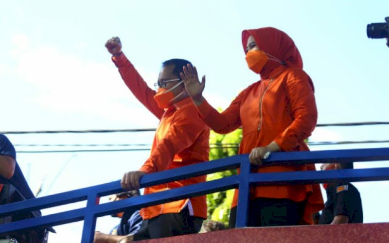 MENYAPA. Pasangan bakal calon Wali Kota dan Wakil Wali Kota Makassar, Mohammad Ramdhan Pomanto-Fatmawati Rusdi (Danny-Fatma) menyapa warga dari atas kendaraan truk yang sudah dimodifikasi dengan branding Adama menuju Kantor KPU Makassar, Jumat (4/9/2020). foto: istimewa