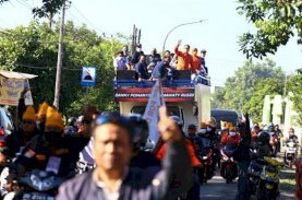 Danny-Fatma Naik Truk Adama ke KPU Makassar