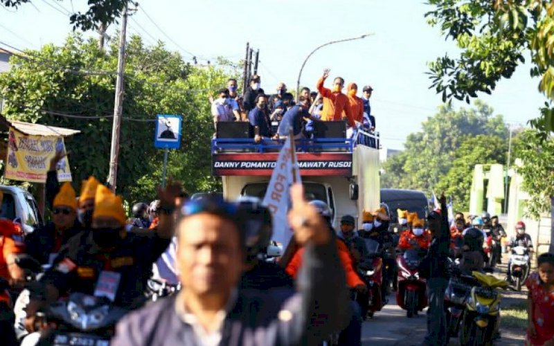 PERGI MENDAFTAR. Pasangan bakal calon Wali Kota dan Wakil Wali Kota Makassar, Mohammad Ramdhan Pomanto-Fatmawati Rusdi (Danny-Fatma) bersama rombongan menaiki kendaraan truk yang sudah dimodifikasi dengan branding Adama menuju kantotb KPU Makassar, Jumat (4/9/2020). foto: istimewa