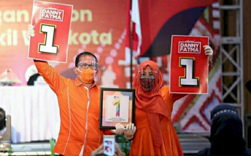 NOMOR SATU. Pasangan calon Wali Kota dan Wakil Wali Kota Makassar, Mohammad Ramdhan Pomanto-Fatmawati Rusdi (Danny-Fatma) mengangkat nomor urut 1 yang diperolah pada rapat pleno terbuka KPU Makassar di Hotel Harper Makassar, Jl Perintis Kemerdekaan, Makassar, Kamis (24/9/2020). foto: istimewa