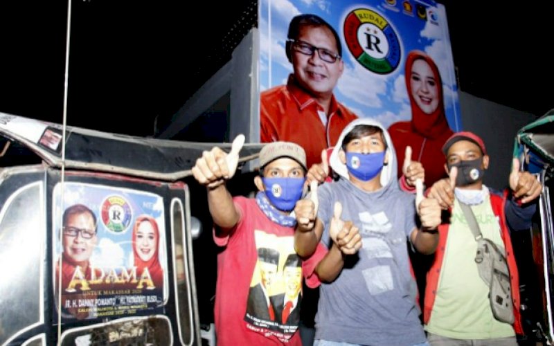 BENTOR ADAMA. Sejumlah tukang bentor berkumpul untuk dipasangi stiker branding bergambar pasangan calon Wali Kota dan Wakil Wali Kota Makassar, Mohammad Ramdhan Pomanto-Fatmawati Rusdi, Senin (7/9/2020) malam. foto: istimewa