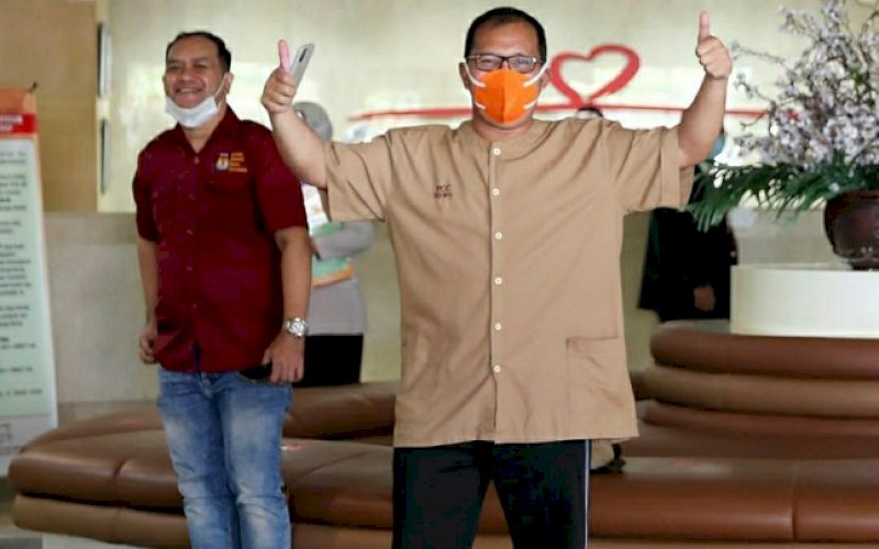 TES KESEHATAN. Bakal calon Wali Kota Makassar, Mohammad Ramdhan Pomanto, mengangkat jempol di sela-sela tes kesehatan di Private Care Center (PCC) RSUP Dr Wahidin Sudirohusodo, Jl Perintis Kemerdekaan, Makassar, Senin (7/9/2020). foto: istimewa