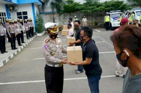 Ditlantas Polda Sulsel Bagi Sembako