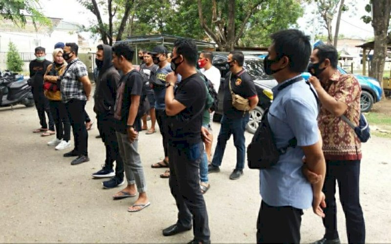 PENINDAKAN NARKOBA. Ditresnarkoba Polda Sulteng melakukan kegiatan penindakan narkoba di beberapa rumah di Kecamatan Tatanga, Kota Palu, Sulteng, Selasa (22/9/2020). foto: istimewa