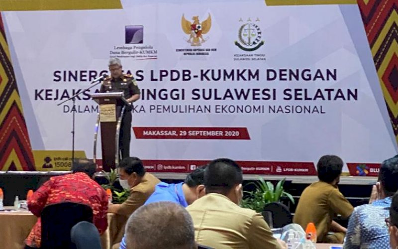 BERI ARAHAN. Kepala Kejaksaan Tinggi (Kajati) Sulsel, Firdaus Dewilmar, memberikan arahan pada acara Sinergitas LPDB-KUMKM dengan Kejaksaan Tinggi Sulawesi Selatan Dalam Rangka Pemulihan Ekonomi Nasional di Hotel Four Point by Sheraton Makassar, Selasa (29/9/2020). foto: doelbeckz/pluz.id