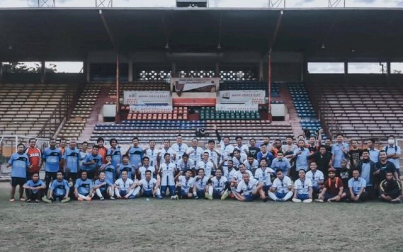 FOTO BERSAMA. Tim Camar FC (Ditlantas Polda Sulsel), PDAM Makassar FC, dan Jurnalis Makassar FC foto bersama pada Football Trofeo di Stadion Gelora Andi Mattalatta Mattoanging Makassar, Selasa (15/9/2020). foto: doelbeckz/pluz.id