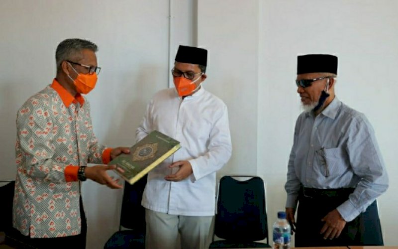 DUKUNGAN. Iqbal Djalil yang akrab disapa Ustaz Ije (kiri) bersama Calon Wali Kota Makassar Mohammad Ramdhan 'Danny' Pomanto, belum lama ini. foto: istimewa