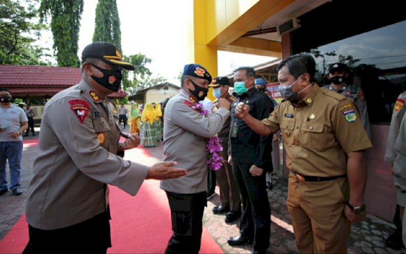 KUNJUNGAN KERJA. Kapolda Sulteng, Irjen Pol Drs Rahkman Baso SH, mendapatkan sambutan saat kunjungan kerja di Mapolres Palu, Selasa (29/9/2020). foto: istimewa