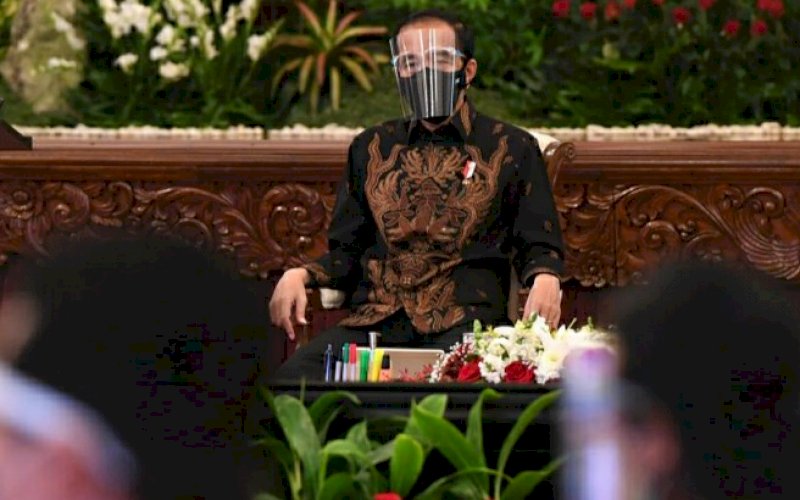 SIDANG KABINET. Presiden Joko Widodo memimpin Sidang Kabinet Paripurna mengenai Penanganan Kesehatan dan Pemulihan Ekonomi untuk Penguatan Reformasi Tahun 2021 di Istana Negara, Jakarta, Senin (7/9/2020). foto: setpres