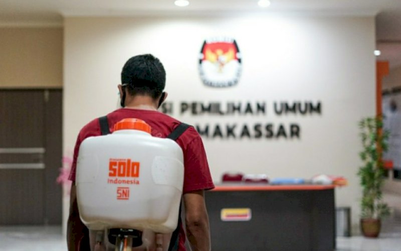 STERILISASI. Petugas tengah melakukan penyemprotan cairan disinfektan di seluruh ruangan Kantor KPU Kota Makassar, Sabtu (19/9/2020). foto: istimewa