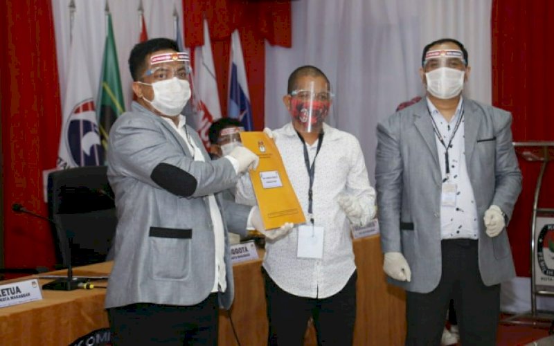 PENETAPAN CALON. Liaison Officer (LO) Danny-Fatma, Rizal Asjahad Rahman (tengah), saat menghadiri rapat pleno penetapan calon kepala daerah KPU Kota Makassar di Kantor KPU Makassar, Rabu (23/9/2020). foto: istimewa