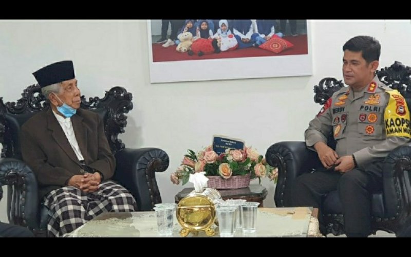 SILATURAHMI. Kapolda Sulsel Irjen Pol Merdisyam melakukan kunjungan ke pimpinan MUI Sulsel AGH Sanusi Baco, Senin (7/9/2020). foto: istimewa