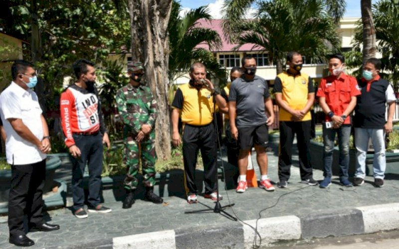 PELEPASAN. Kapolda Sulawesi Tengah, Irjen Pol Drs Abdul Rakhman Baso SH (tengah), saat melepas kegiatan bakti sosial komunitas otomotif peduli Covid-19 di depan Mapolda Sulteng, Jumat (25/9/2020) pagi. foto: istimewa