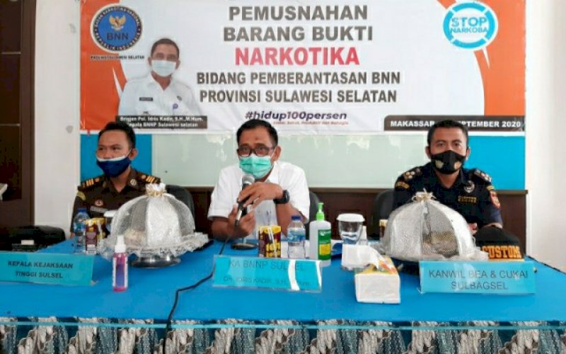 BERI KETERANGAN. Kepala BNN Provinsi Sulsel, Brigjen Pol Idris Kadir SH MHum (tengah) memberikan penjelasan pada Pemusnahan Barang Bukti Narkotika Bidang Pemberantasan BNN Provinsi Sulsel Kantor BNN Provinsi Sulsel, Kamis (17/9/2020). foto: doelbeckz/pluz.id 