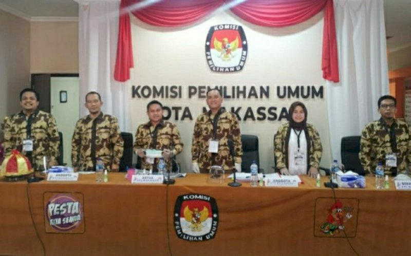 TERIMA PENDAFTARAN. Komisioner KPU Kota Makassar pada proses pendaftaran pasangan bakal calon Wali Kota dan Wakil Wali Kota Makassar 2020 pada hari terakhir di Kantor KPU Makassar, Jl Perumnas Antang Raya, Manggala, Kota Makassar, Minggu (6/9/2020). foto: istimewa