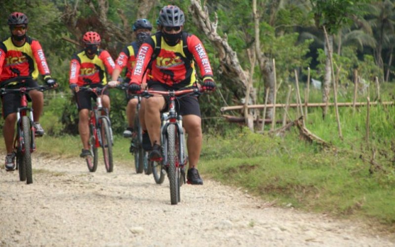 GOWES. Komandan Batalyon (Danyon) C Pelopor Satbrimob Polda Sulsel, Kompol Nur Ichsan, bersama anggotanya rutin berolahraga salah satunya gowes atau bersepada. foto: istimewa