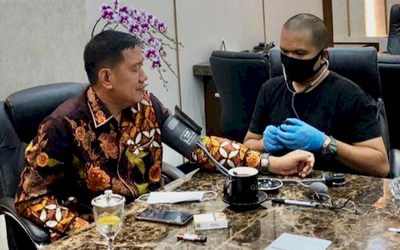 Penulis bersama Direktur Utama PT Pegadaian Kuswiyoto. foto: istimewa