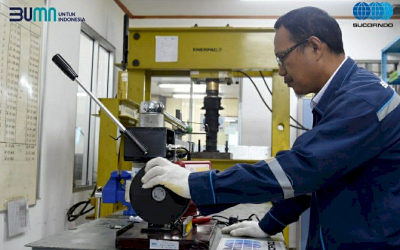 DAYA SAING. Seorang petugas bekerja di laboratorium Sucofindo. Perusaan BUMN ini, mendukung peningkatan daya saing industri melalui kalibrasi peralatan operasi secara berkala. foto: istimewa