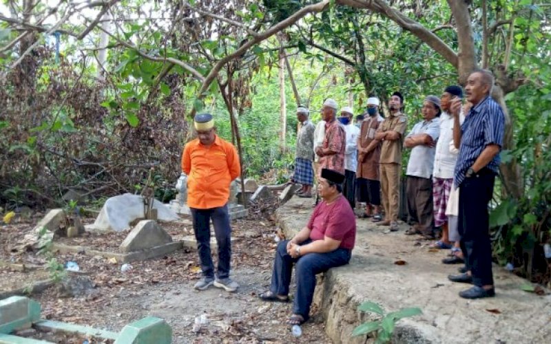 IKUT MENGANTAR. Bakal calon Wakil Bupati Pangkep, Lutfi Hanafi (kiri) menyempatkan waktunya melayat dan ikut mengantar jenazah salah satu warga ke pemakaman di Kampung Borong Jambua, Kelurahan Minasatene, Pangkep, Senin (21/9/2020). foto: istimewa