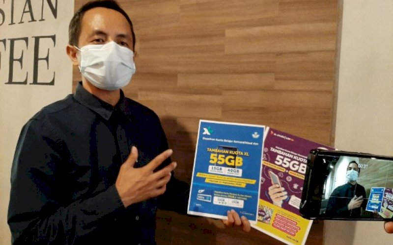 PROMO. Head of Sales PT XL Axiata Area Sulsel Sultra, Mozes Haryanto Baottong, menjelaskan, program Terus Belajar mendukung belajar dari rumah di Nipah Mall Makassar, Kamis (3/9/2020). foto: doelbeckz/pluz.id