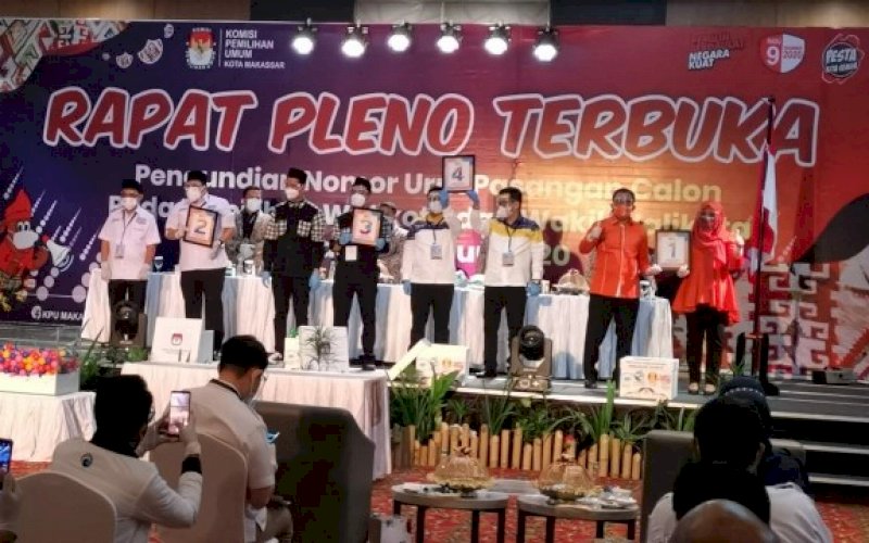 NOMOR URUT. Para pasangan calon Wali Kota dan Wakil Wali Kota Makassar Pilwalkot Makassar 2020 memperlihatkan nomor urut yang diperoleh pada rapat pleno terbuka KPU Makassar di Hotel Harper Makassar, Jl Perintis Kemerdekaan, Kamis (24/9/2020). foto: istimewa