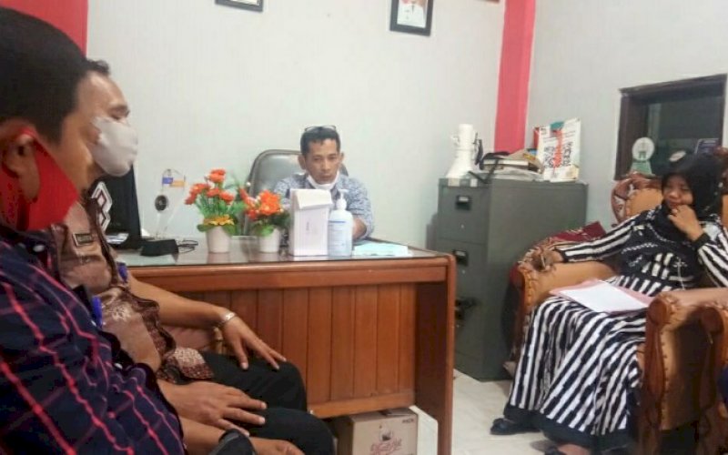 BAHASA PASAR. Suasana pertemuan pihak Kelurahan Lette, Pengelola Pasar Lette, dan Bagian Penertiban dan Keindahan PD Pasar Makassar Raya Kota Makassar di Kantor Lurah Lette, Kamis (3/9/2020). foto: istimewa