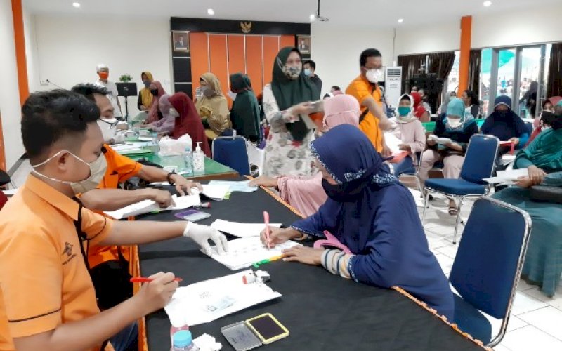 VERIFIKASI. Petugas melakukan verifikasi data penerima bantuan sosial tunai di Kantor Pos Pettarani, Jl AP Pettarani, Kota Makassar, Rabu (2/9/2020). foto: doelbeckz/pluz.id