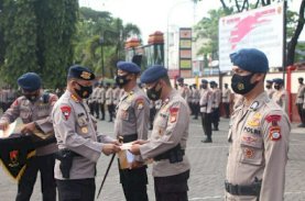 Kapolda Beri Penghargaan kepada 11 Personel Brimob Bone