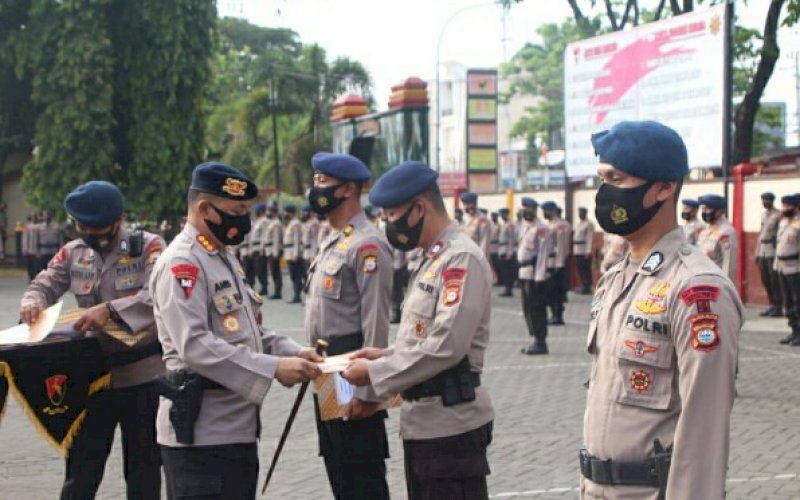 BERI PENGHARGAAN. Kapolda Sulsel diwakili Dansat Brimob Polda Sulsel Kombes Pol Muhammad Anis PS menyerahkan penghargaan kepada 11 personel Batalyon C Pelopor Satbrimob Polda Sulsel di Mako Batalyon A Pelopor Pa'baeng-baeng Makassar, Selasa (1/9/2020). foto: istimewa