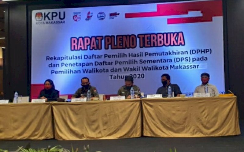 PLENO KPU. Suasana pleno rekapitulasi Daftar Pemilih Hasil Pemuktahiran (DPHP) dan penetapan Daftar Pemilih Sementara (DPS) pada Pemilihan Wali Kota dan Wakil Wali Kota Makassar 2020 yang digekar KPU Kota Makassar di Hotel The Rinra Makassar, Minggu (13/9/2020). foto: istimewa