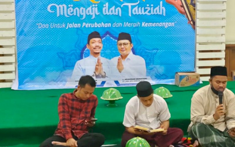 RAMAH MENGAJI. Pasangan calon Bupati dan Wakil Bupati Pangkep, Rahman Assagaf-Muammar Muhayang (RAMAH) mengadakan pengajian dan tausiyah di Rumah Rakyat RAMAH di Pangkep, Kamis (24/9/2020) malam. foto: istimewa