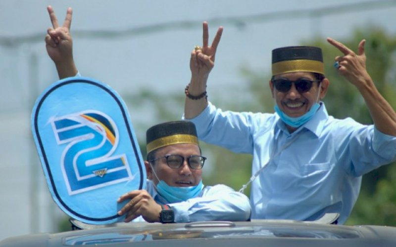 NOMOR URUT. Pasangan calon Bupati dan Wakil Bupati Pangkep, Rahman Assagaf-Muammar Muhayang (RAMAH) memperlihatkan nomor urut 2 yang diperolah usai pengundian nomor urut pasangan calon yang digelar Komisi Pemilihan Umum (KPU) Pangkep, Kamis (24/9/2020). foto: istimewa