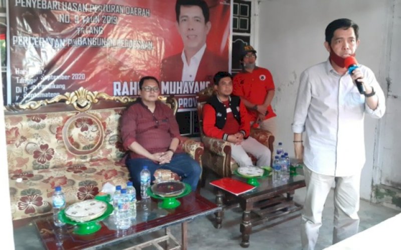 SOSIALISASI PERDA. Anggota DPRD Provinsi Sulsel, Rahmat Muhayang, melakukan sosialisasi Perda Provinsi Sulsel Nomor 9 Tahun 2019 tentang Percepatan Pembangunan Pedesaan di Dusun Panaikang, Kelurahan Bontomateni, Kecamatan Segeri, Kabupaten Pangkep, Jumat (11/9/2020). foto: doelbeckz/pluz.id