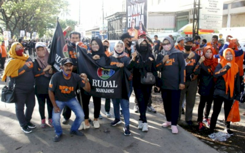 TURUT MENGANTAR. Relawan bentukan Rusdin Abdullah, Rudal Community turut mengantar pasangan Mohammad Ramdhan Pomanto-Fatmawati Rusdi (Danny-Fatma) mendaftar ke KPU Kota Makassar, Jl Perumnas Antang Raya, Jumat (4/9/2020). foto: istimewa