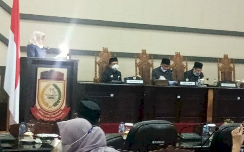 PIMPIN RAPAT. Ketua DPRD Kota Makassar, Rudianto Lallo, memimpin rapat terkait persetujuan tindak lanjut pembahasan Ranperda Perusahaan Daerah Pasar Makassar Raya menjadi Perusahaan Umum Daerah (Perumda) pada sidang paripurna di DPRD Kota Makassar, Jumat (11/9/2020). foto: istimewa