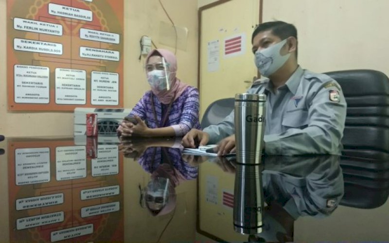 KERJA SAMA. Direktur Operasional PD Pasar Makassar Raya Kota Makassar, Saharuddin Ridwan, ketika menerima perwakilan Bank Mandiri di kantornya, Senin (7/9/2020). foto: istimewa