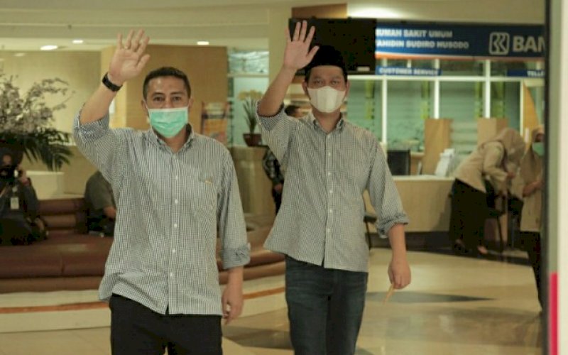 TES KESEHATAN. Bakal calon Wali Kota dan Wakil Wali Kota Makassar, Syamsu Rizal-Fadli Ananda (Dilan), memberikan sapaan usai merampungkan serangkaian tes kesehatan&nbsp;di Private Care Center Rumah Sakit Umum Pusat (PCC RSUP) Wahidin Sudirohusodo, Jalan Perintis Kemerdekaan, Kota Makassar, Senin (7/9/2020). foto: istimewa