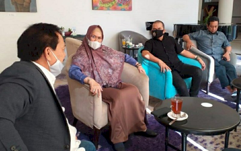 SILATURAHMI. Kepala Perpustakaan Nasional (Perpusnas) Republik Indonesia, Muhammad Syarif Bando menerima Rektor Universitas Islam Makassar Dr Ir Hj A Majdah Agus Arifin Nu'mang MSi didampingi Wakil Rektor V Bidang Kerja Sama Prof Dr HM Arfin Hamid SH MH dan Kabag Humas dan Kerja Sama UIM dr Wachyudi Muchsin SH yang juga Ketua III Gerakan Pemasyarakatan Minat Baca (GPMB) Pusat di Hotel Aryaduta Makassar, Kamis (17/9/2020). foto: istimewa