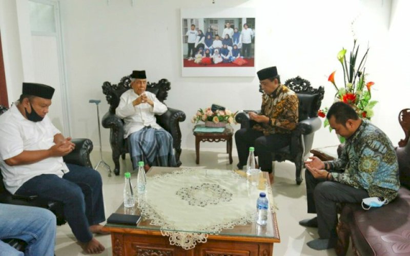 MINTA RESTU. Bakal calon Bupati Maros Andi Tajerimin menemui ulama kharismatik Sulsel AGH Sanusi Baco di kediamannya di Jl Kelapa Tiga, Kota Makassar, Sabtu (19/9/2020). foto: istimewa
