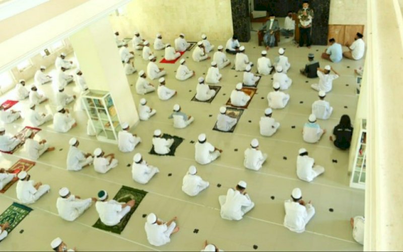 KUNJUNGAN. Calon Bupati Maros Andi Tajerimin saat mengunjungi Ponpes Nadhlatul Ulum, Soreang, Maros, Jumat (25/9/2020). foto: istimewa