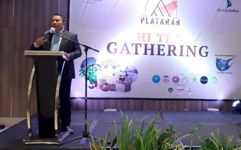 BERI PENJELASAN. General Manager The Rinra Makassar, S Wardoyo, memberikan penjelasan pada The Plataran Exhibition 2020 Hi Tea Gathering di The Rinra Makassar, Rabu (9/9/2020). foto: doelbeckz/pluz.id 