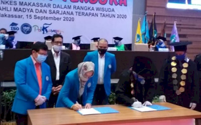 MOU. Rektor UIM Dr Ir Hj A Majdah M Zain MSi dan Direktur Poltekes Makassar Dr Ir H Agustian Ipa MKes menandatangani Memorandum of Understanding (MoU) di sela-sela Sidang Senat Terbuka Wisuda Poltekes di Four Point Hotel Makassar, Selasa (15/9/2020). foto: istimewa