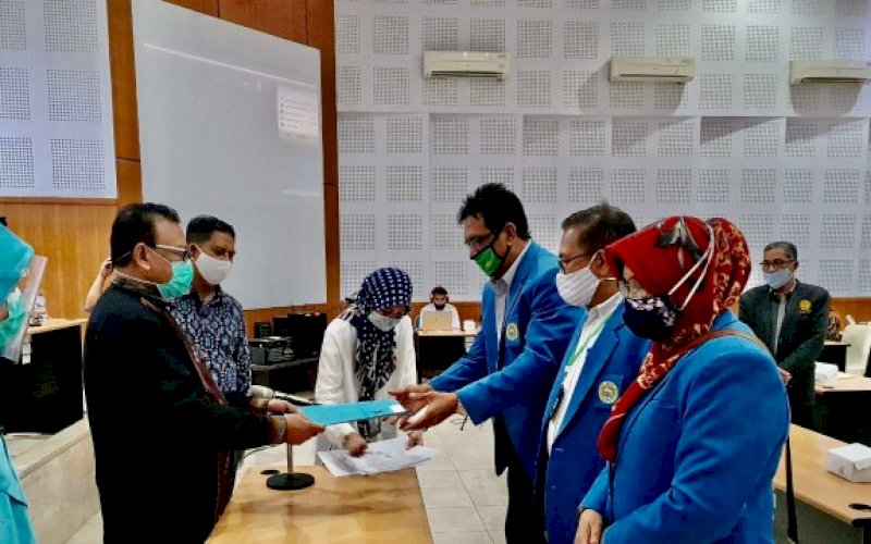 PENYERAHAN SK. Kepala LLDIKTI Wilayah IX Sulawesi dan Gorontalo Prof Jasruddin atas nama Menteri Pendidikan dan Kebudayaan RI menyerahkan SK pembukaan Prodi Sarjana Kehutanan kepada UIM diterima Wakil Rektor V Bidang Kerja Sama Prof H Arfin Hamid MA, Selasa (1/9/2020). foto: istimewa