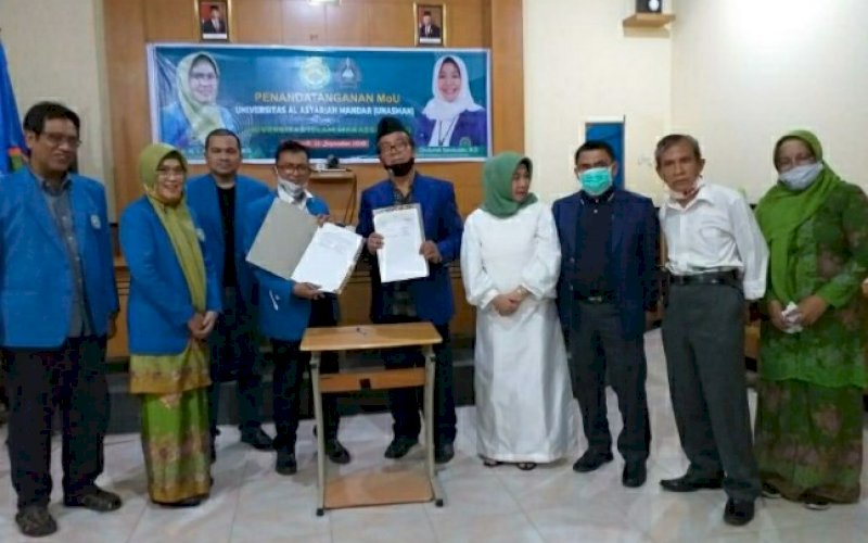 KERJA SAMA. Rektor Unasman Dr Hj Chuduriah Sahabuddin dan Rektor UIM Majdah M Zain memperlihatkan berkas kerja sama usai penandatanganan MoU dan MoA di Kampus Unasman Polewali Mandar, Sulbar, Selasa (22/9/2020). foto: istimewa