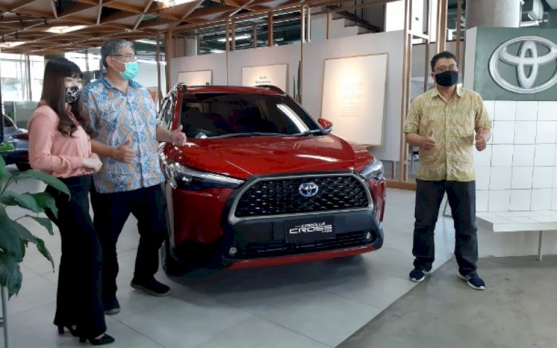 LAUNCHING. Training & Knowledge Management Kalla Toyota Makassar Irwan Effendi (kanan) bersama West Region General Manager Kalla Toyota Makassar Fery Irawan memberikan penjelasan di sela-sela launching All New Corolla Cross di Nipah Mall Makassar, Kamis (3/9/2020). foto: doelbeckz/pluz.id
