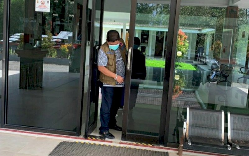 MEMANTAU. Pjs Bupati Toraja Utara, Amson Padolo, mengecek langsung pelayanan kesehatan di RSUD Pongtiku dan BPBD Kabupaten Toraja Utara, Kamis (29/10/2020). foto: istimewa