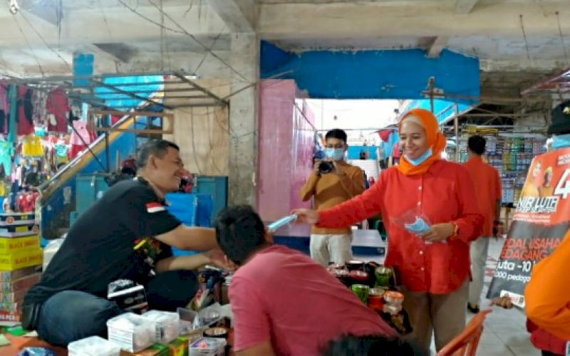 BAGI MASKER. Calon Bupati Pangkep nomor urut 4, Andi Nirawati bagi-bagi masker untuk pengunjung dan pedagang di Pasar Pangkajene, Minggu (4/10/2020). foto: istimewa