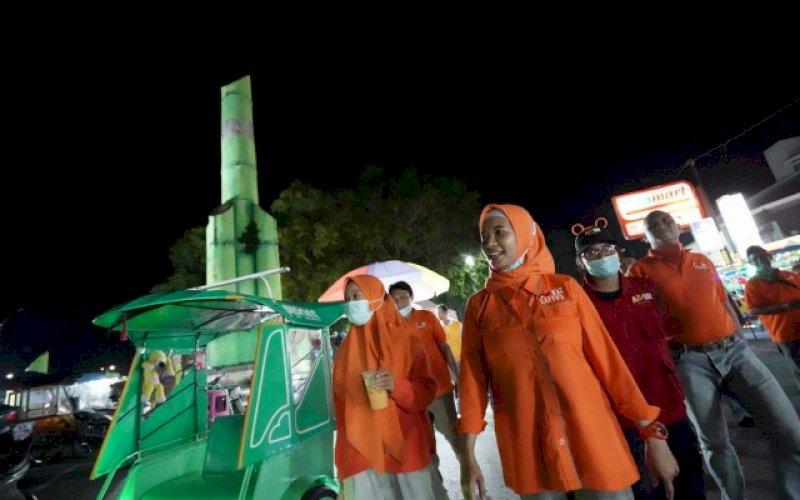 BERJALAN KAKI. Calon Bupati Pangkep, Andi Nirawati, berjalan kaki menyusuri jalanan di Pangkep melalukan sisialisasi. foto: istimewa