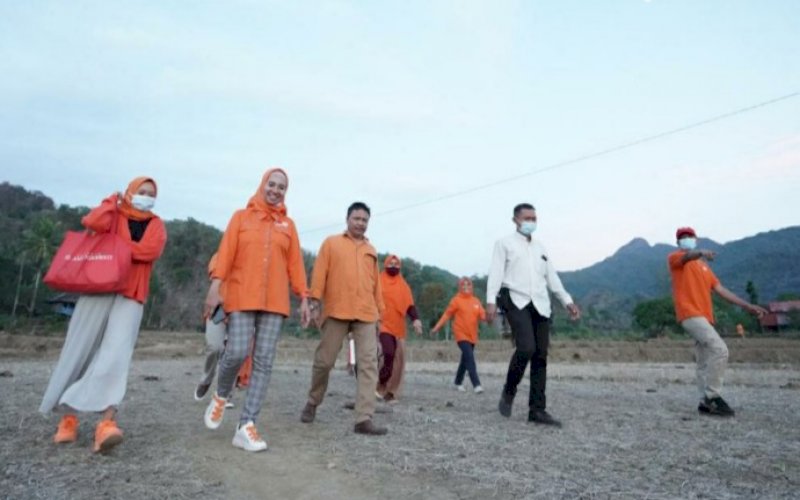 KUNJUNGAN. Calon Bupati Pangkep, Andi Nirawati, bersama timnya berjalan kaki melakukan kunjungan ke kampung-kampung. foto: istimewa